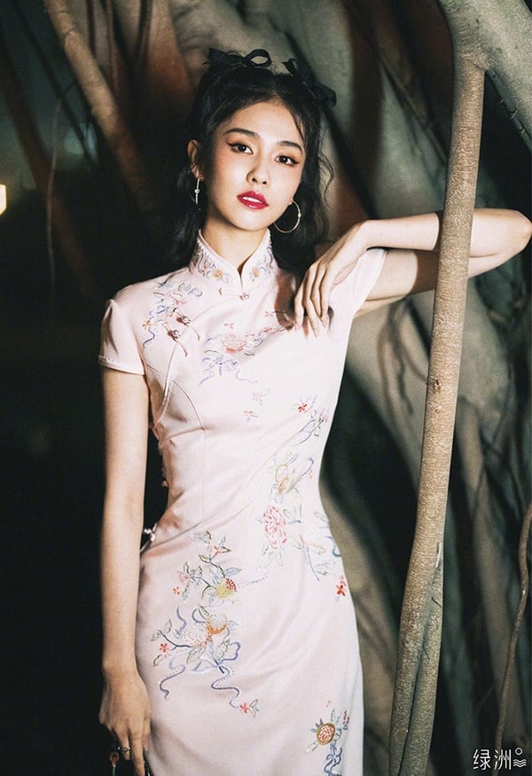 景甜《司藤》穿旗袍美上熱搜！10位陸劇女星旗袍造型，譚松韻甜美，迪麗熱巴身材太惹火