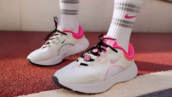 2021春夏必備「櫻花粉色球鞋」!CONVERSE厚底、NIKE花卉鞋款超夢幻,為穿搭加一點浪漫