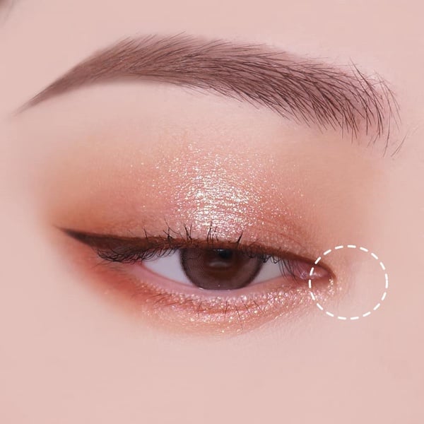 腫泡眼、內雙單眼皮必看！彩妝師超簡單「消腫不髒」眼妝畫法，眼影塗抹方向是重點