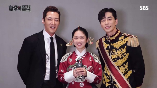 韓星令人驚訝的年齡差6：《皇后的品格》39歲張娜拉v.s38歲申成祿、35歲崔振赫