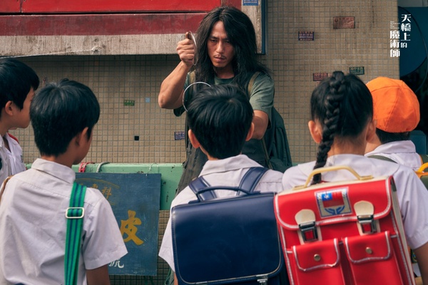 Netflix《天橋上的魔術師》劇情揭密！小黑人是什麼？真的有空白籤詩！不是超幸運就是衰到逆天