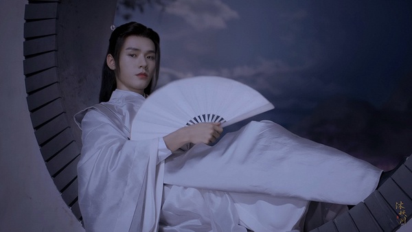 古裝劇《山河令》溫客行造型2:銀白翩翩公子造型