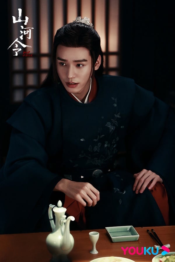古裝劇《山河令》溫客行造型4:孔雀綠廣袖飛肩圓領衫