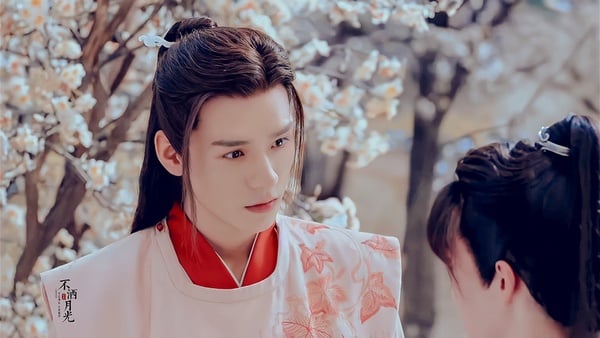 古裝劇《山河令》溫客行造型10:粉淺色配大紅長袍