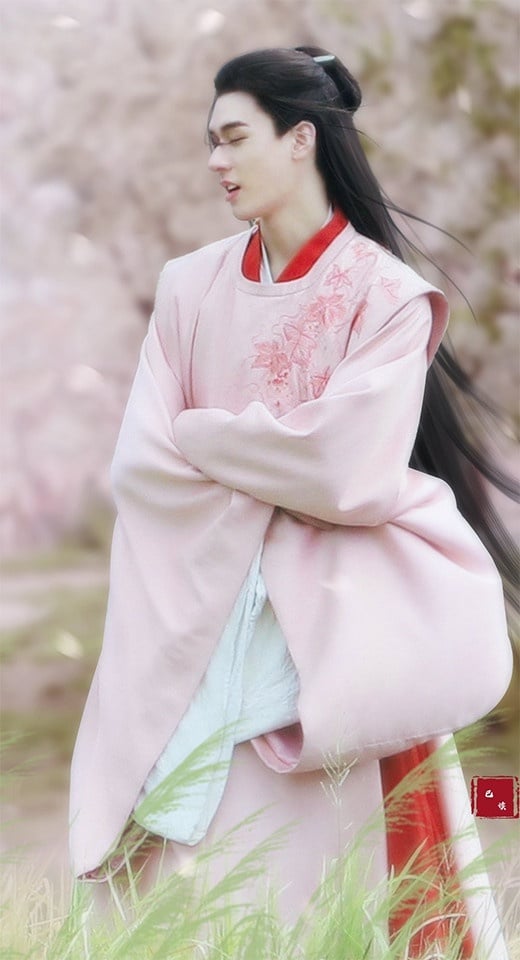 古裝劇《山河令》溫客行造型10:粉淺色配大紅長袍