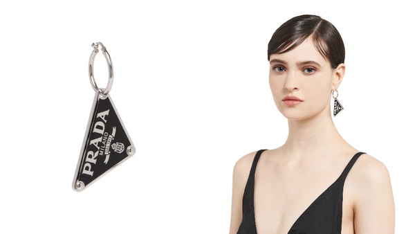 PRADA Smalto Jewels系列飾品登場!經典「三角標飾品」超吸睛,乾淨利落更時尚