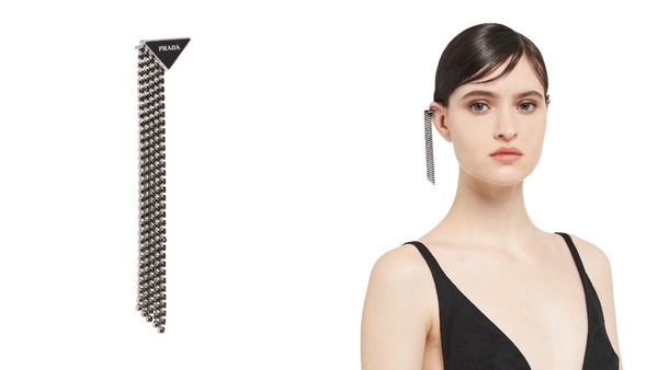 PRADA Smalto Jewels系列飾品登場!經典「三角標飾品」超吸睛,乾淨利落更時尚