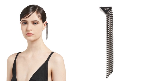PRADA Smalto Jewels系列飾品登場!經典「三角標飾品」超吸睛,乾淨利落更時尚