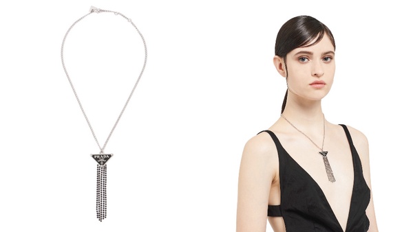 PRADA Smalto Jewels系列飾品登場!經典「三角標飾品」超吸睛,乾淨利落更時尚