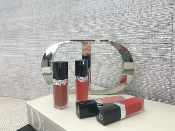 口罩妝必備！DIOR「超完美持久唇露」#820焦糖奶茶好仙、M.A.C 中藥色也有粉霧唇釉版