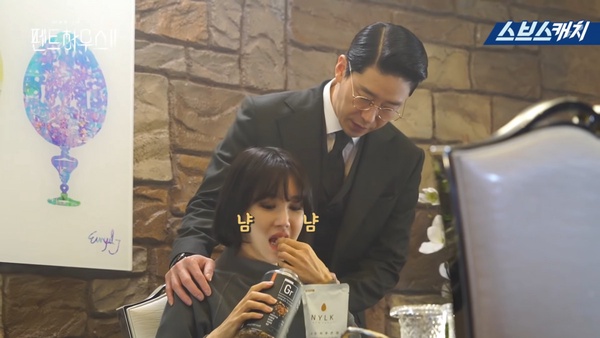 《上流戰爭2》羅根&amp;愛嬌激吻花絮公開！柳真笑暈不忘拍照，這場吻戲太弱嚴基俊都吐嘈了