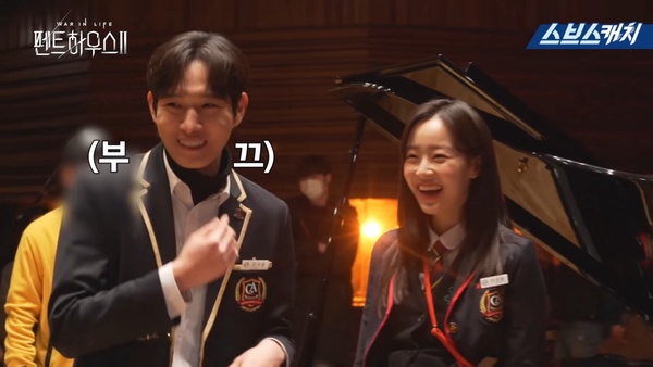 《上流戰爭2》羅根&愛嬌激吻花絮公開！柳真笑暈不忘拍照，這場吻戲弱到嚴基俊都吐嘈了