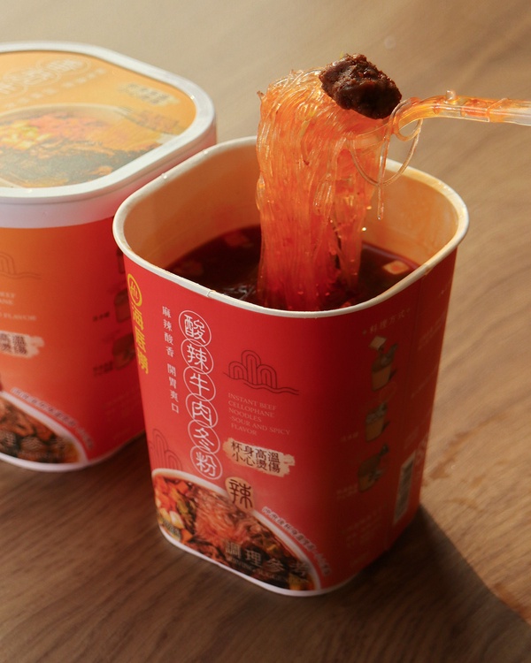7-11推出海底撈泡麵！「酸辣牛肉冬粉、蕃茄牛肉冬粉」兩種口味，5分鐘就能開鍋