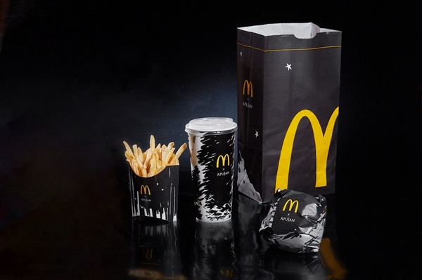 雙倍OREO冰炫風期間限定登場！麥當勞極黑包裝登場，多款黑堡現身，加送麥當勞黑袋！
