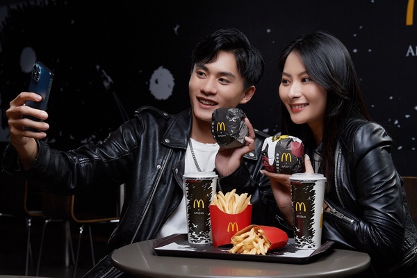 雙倍OREO冰炫風期間限定登場！麥當勞極黑包裝登場，多款黑堡現身，加送麥當勞黑袋！
