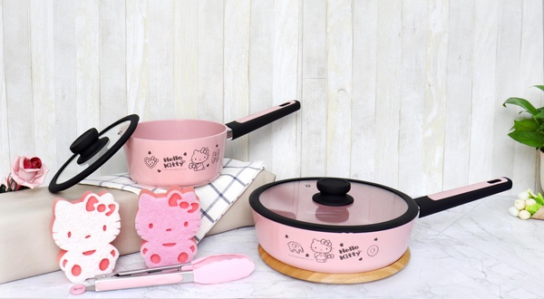 母親節禮物首選！7-11獨家預購「Hello Kitty鍋具組」，買再送Kitty造型菜瓜布、料理夾