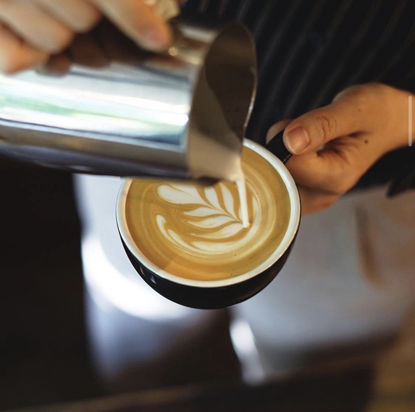 日本冠軍咖啡「REC COFFEE」台灣首店進駐台中，超美清水模＋露天座位，「這天」開幕！