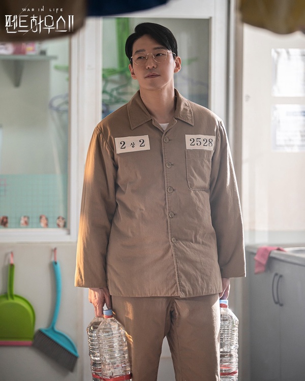 《上流戰爭》第3季劇情預測!朱丹泰報紙藏重要訊息?囚服數字有玄機,暗示各角色下場