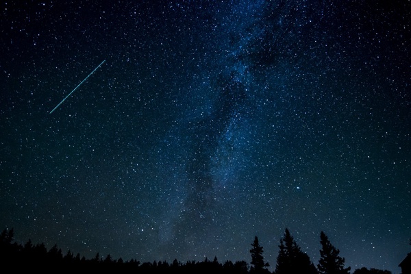 4月準備追星去！天琴座流星雨、超級月亮最佳觀賞時間就在這天