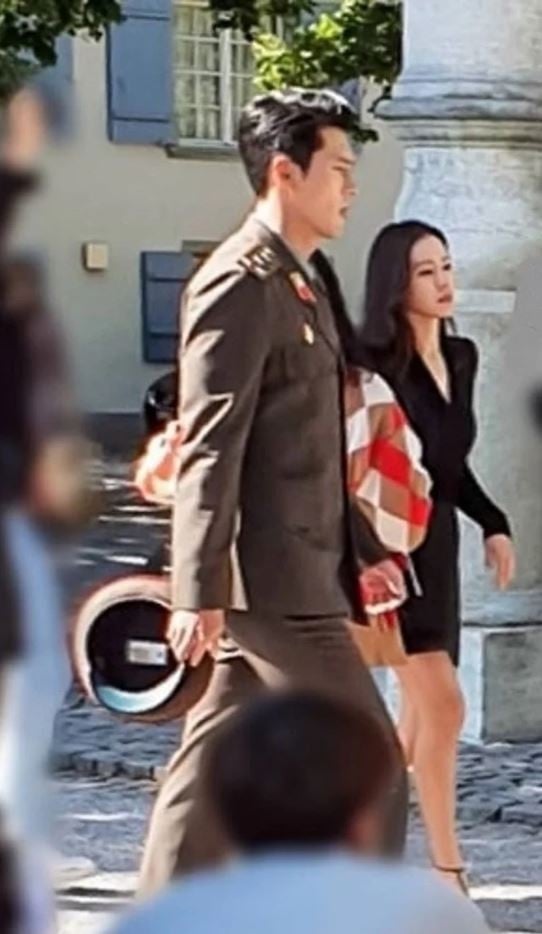 路人鏡頭下的女明星！宋慧喬被讚像芭比，網見到孫藝珍&amp;玄彬本人：「根本雕像&amp;洋娃娃」