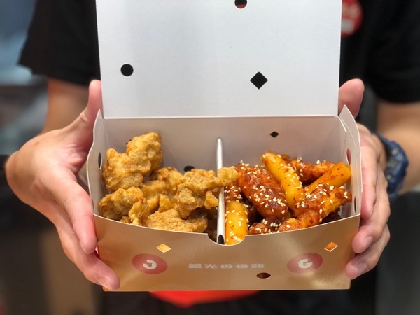 一口炸雞一口年糕！繼光香香雞「台韓雙雞分享餐」，炸雞＋辣炒年糕超配！加爆餡芝麻球