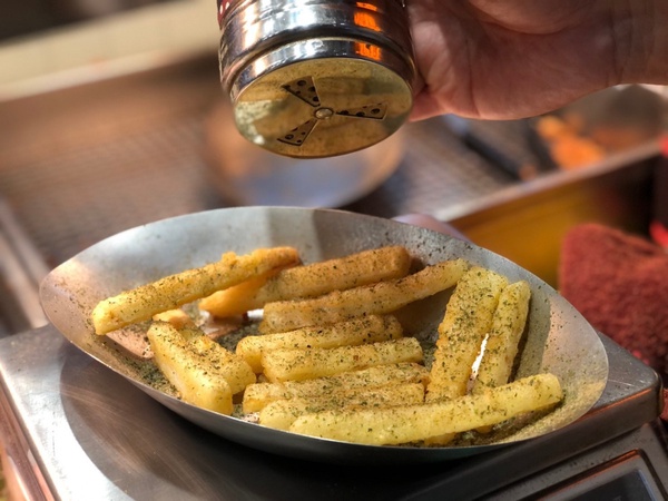 一口炸雞一口年糕！繼光香香雞「台韓雙雞分享餐」，炸雞＋辣炒年糕超配！加爆餡芝麻球