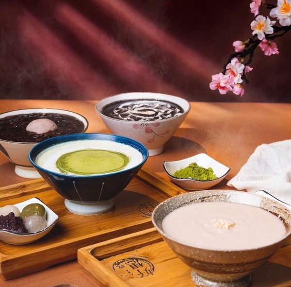 台大公館特色餐廳推薦！80年代復古茶室「純愛小吃部」，閃爍霓虹燈、KTV點唱機必去