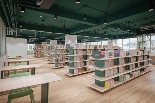 新竹絕美森林系圖書館！新竹最大圖書館「龍山分館」，綠色、木質色調打造療癒閱讀森林