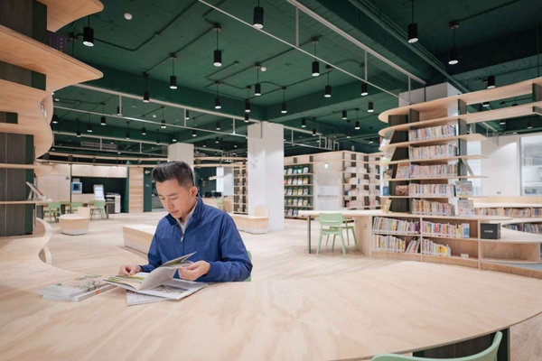 新竹絕美森林系圖書館！新竹最大圖書館「龍山分館」，綠色、木質色調打造療癒閱讀森林