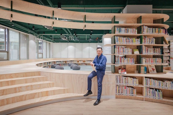 新竹絕美森林系圖書館！新竹最大圖書館「龍山分館」，綠色、木質色調打造療癒閱讀森林