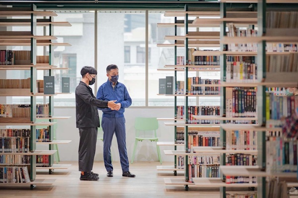 新竹絕美森林系圖書館！新竹最大圖書館「龍山分館」，綠色、木質色調打造療癒閱讀森林