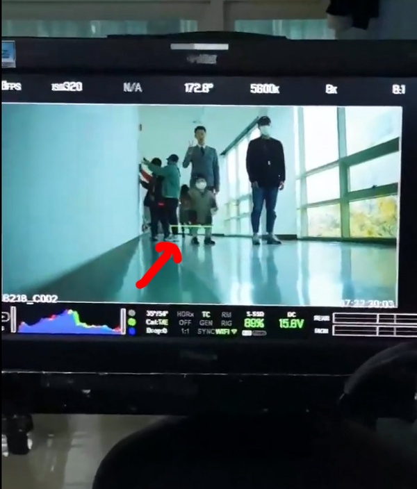 《文森佐》宋仲基有罪！宋仲基摀她耳朵擋噪音、甜讚「我們車瑛最美」，這舉動讓網瘋了
