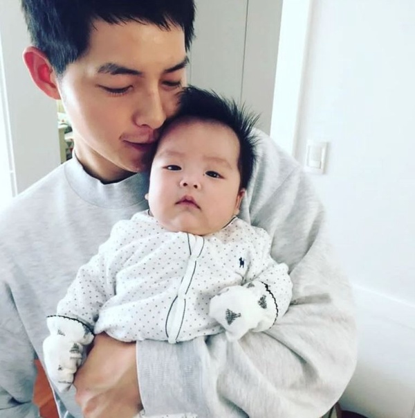 《文森佐》宋仲基有罪！宋仲基摀她耳朵擋噪音、甜讚「我們車瑛最美」，這舉動讓網瘋了