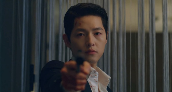 Netflix《黑道律師文森佐》車瑛危險了?阿佐開槍打爆他左耳,預告手握「沾血項鍊」,張漢碩逃獄復仇?