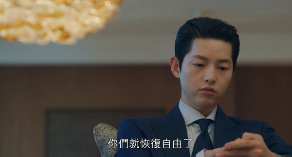 Netflix《黑道律師文森佐》車瑛危險了?阿佐開槍打爆他左耳,預告手握「沾血項鍊」,張漢碩逃獄復仇?
