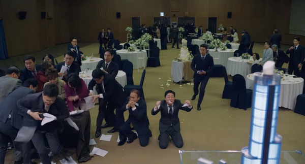 Netflix《黑道律師文森佐》車瑛危險了?阿佐開槍打爆他左耳,預告手握「沾血項鍊」,張漢碩逃獄復仇?