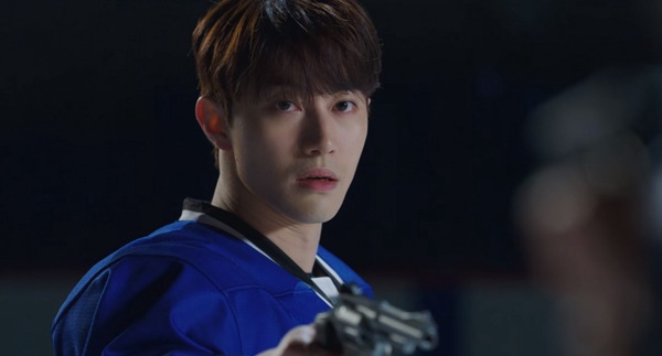 Netflix《黑道律師文森佐》車瑛危險了?阿佐開槍打爆他左耳,預告手握「沾血項鍊」,張漢碩逃獄復仇?