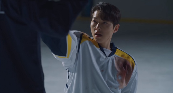 Netflix《黑道律師文森佐》車瑛危險了?阿佐開槍打爆他左耳,預告手握「沾血項鍊」,張漢碩逃獄復仇?