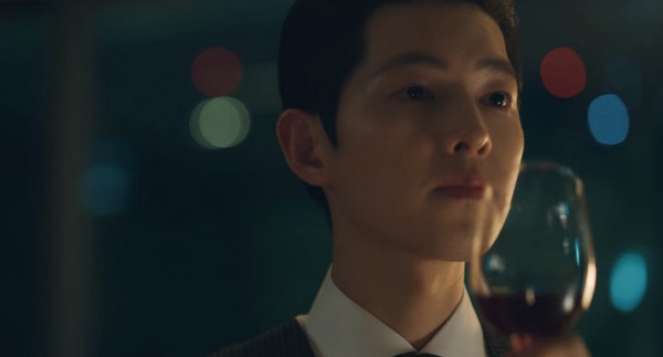 Netflix《黑道律師文森佐》車瑛危險了?阿佐開槍打爆他左耳,預告手握「沾血項鍊」,張漢碩逃獄復仇?