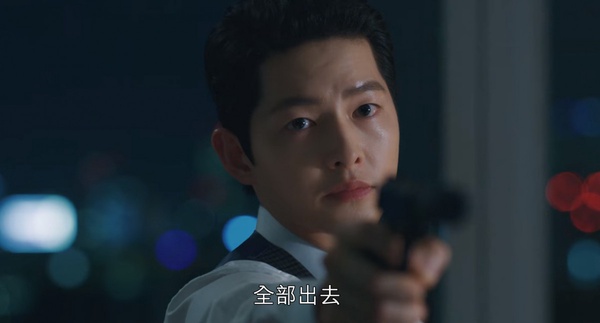 Netflix《黑道律師文森佐》車瑛危險了?阿佐開槍打爆他左耳,預告手握「沾血項鍊」,張漢碩逃獄復仇?