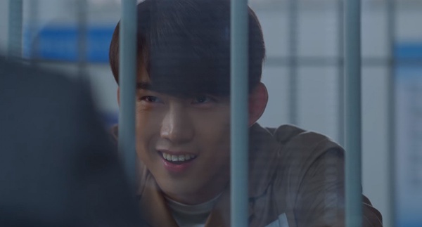 Netflix《黑道律師文森佐》車瑛危險了?阿佐開槍打爆他左耳,預告手握「沾血項鍊」,張漢碩逃獄復仇?