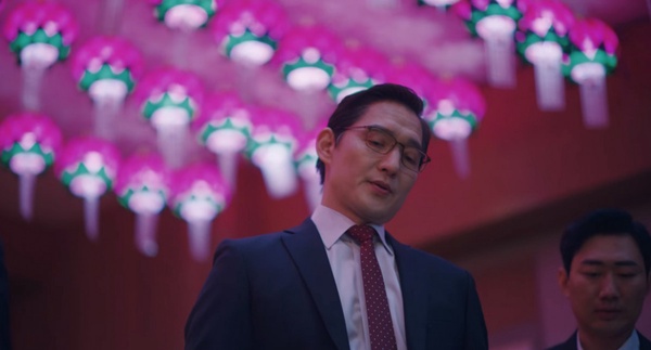 Netflix《黑道律師文森佐》車瑛危險了?阿佐開槍打爆他左耳,預告手握「沾血項鍊」,張漢碩逃獄復仇?