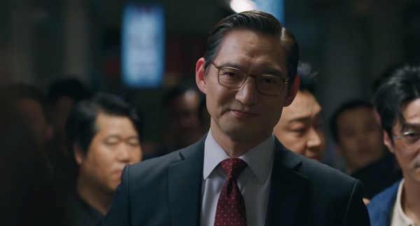 Netflix《黑道律師文森佐》車瑛危險了?阿佐開槍打爆他左耳,預告手握「沾血項鍊」,張漢碩逃獄復仇?