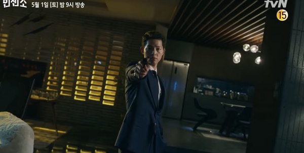 Netflix《黑道律師文森佐》車瑛危險了?阿佐開槍打爆他左耳,預告手握「沾血項鍊」,張漢碩逃獄復仇?