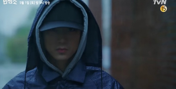 Netflix《黑道律師文森佐》車瑛危險了?阿佐開槍打爆他左耳,預告手握「沾血項鍊」,張漢碩逃獄復仇?