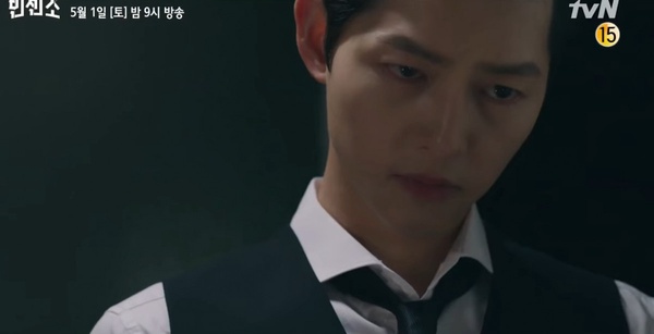 Netflix《黑道律師文森佐》車瑛危險了?阿佐開槍打爆他左耳,預告手握「沾血項鍊」,張漢碩逃獄復仇?