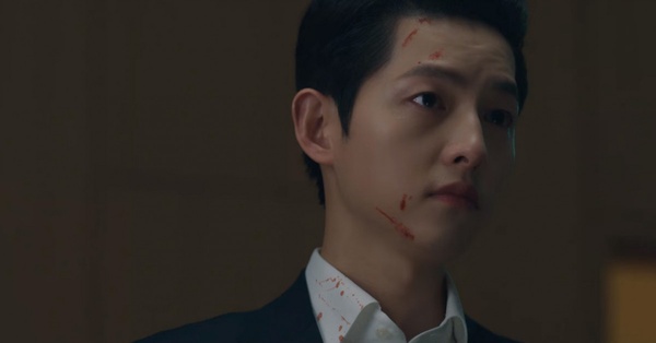 Netflix《黑道律師文森佐》車瑛危險了?阿佐開槍打爆他左耳,預告手握「沾血項鍊」,張漢碩逃獄復仇?