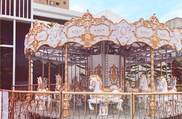 內湖最美市集本周登場！HOLAＸ綠美丘聯手打造「內湖新樂園」，還有純白旋轉木馬超夢幻