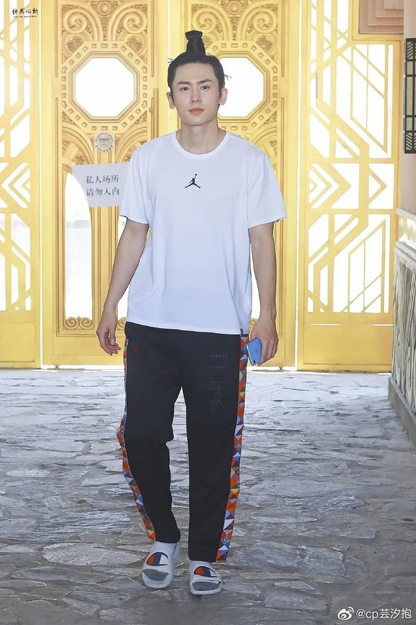 超接地氣！7位「拖鞋控」明星，李現從高冷男神變沙雕大爺，張哲瀚拖鞋被踩上熱搜
