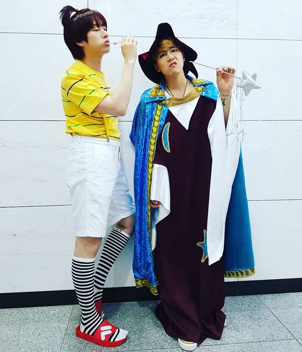超接地氣！7位「拖鞋控」明星，李現從高冷男神變沙雕大爺，張哲瀚拖鞋被踩上熱搜